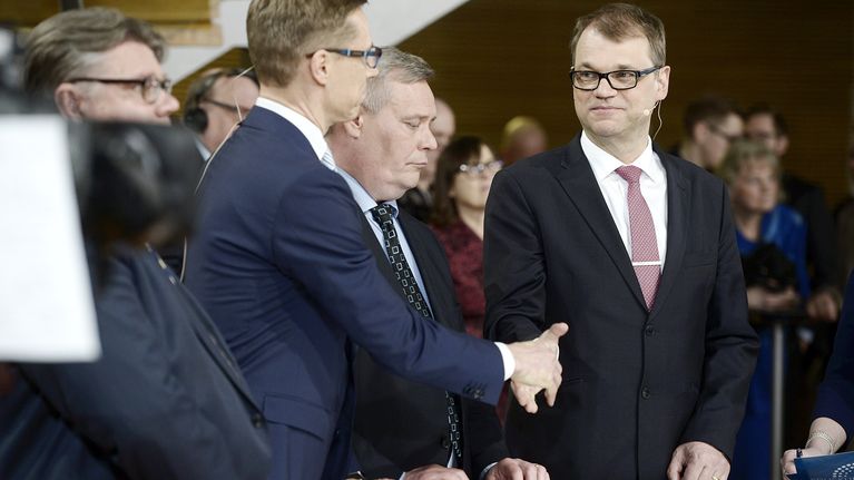 Alexander Stubb ja Juha Sipilä kätttelivät eduskuntavaalien tulosillassa Pikkuparlamentissa Helsingissä.