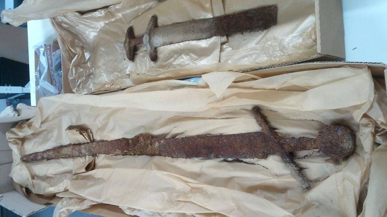 Museoviraston kuva janakkalalaisista miekkalöydöistä