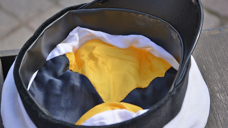 Keltamusta vuori ylioppilaslakissa