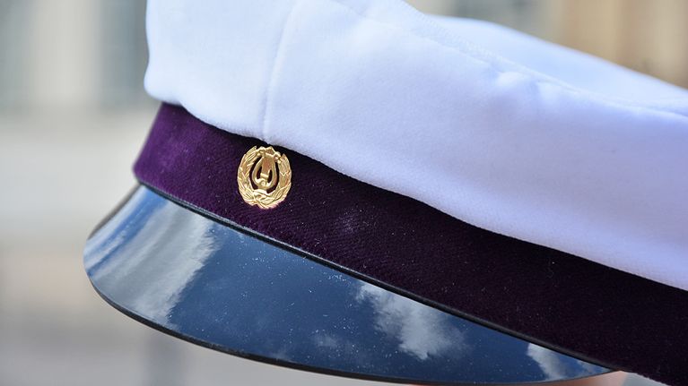 Kaksoistutkinnon ylioppilaslakissa on violetti reunus.