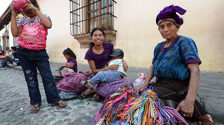 Nainen lapsineen Antiguass Guatemalassa.