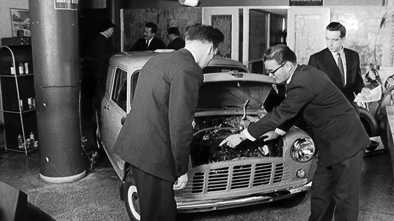 Autokauppaa 1950-luvun tyyliin.