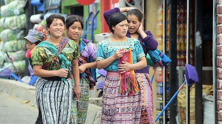 Guatemalan ylätasangolla intiaaninaiset käyttävät perinnevaatteitaan lähes aina.