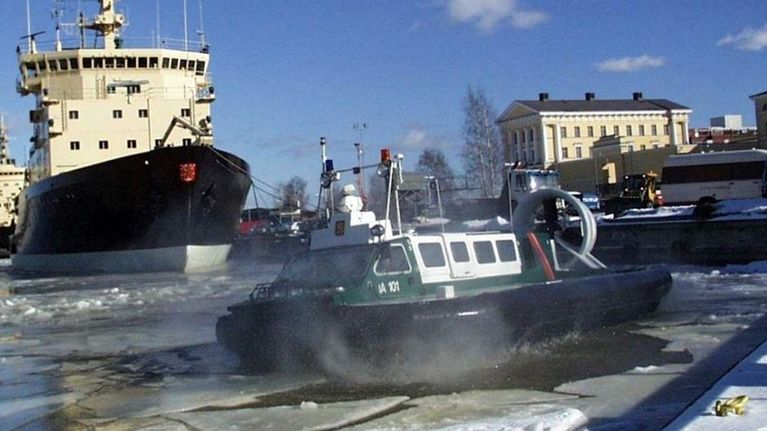 Rajavartiolaitoksen ilmatyynyalus rikkonaisella jäällä satamassa.