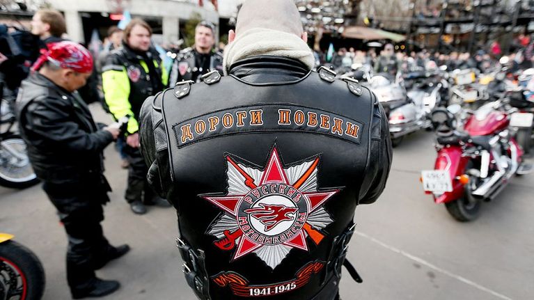 Yön sudet -moottoripyöräjengiläisiä Moskovassa.