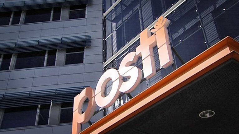 Postin logo toimistorakennuksen edustalla.