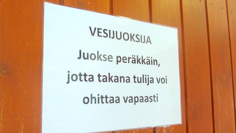 Ohjekyltti uimahallin seinässä. 
