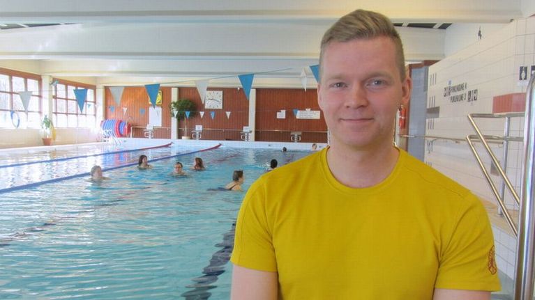 Uimavalvoja Jukka Tuorila uima-altaan reunalla. 