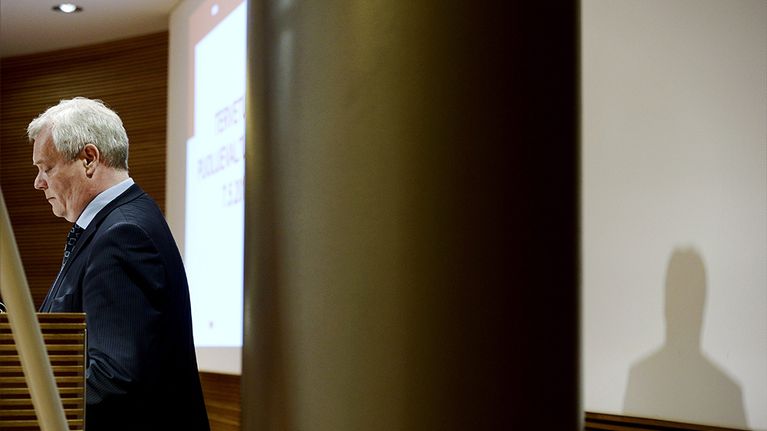 SDP:n puheenjohtaja Antti Rinne puhumassa puoluevaltuuston kokouksessa Helsingissä torstaina.