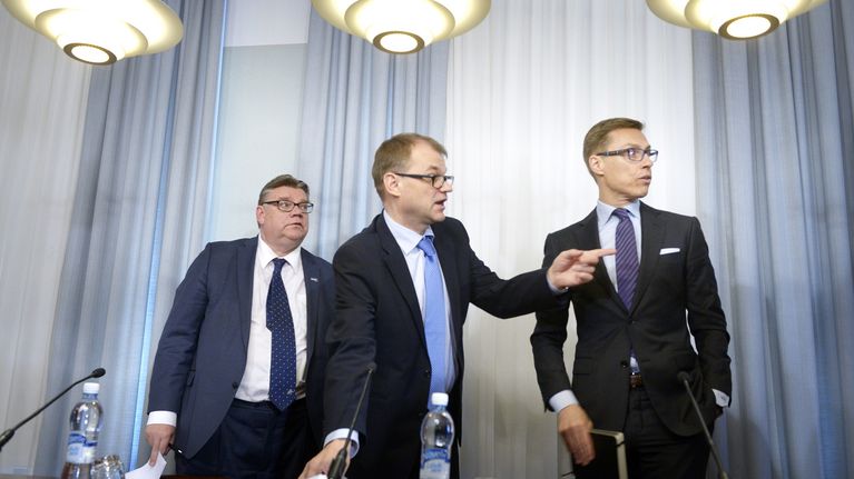 Hallitusneuvotteluihin osallistuvien puolueiden puheenjohtajat, perussuomalaisten Timo Soini (vas.), keskustan Juha Sipilä (kesk.) ja kokoomuksen Alexander Stubb hallitusneuvottelujen tiedotustilaisuudessa Smolnassa Helsingissä 8. toukokuuta.