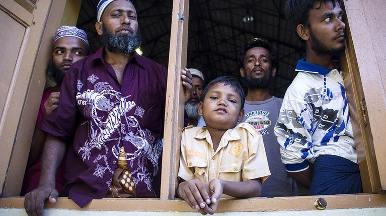 Pelastettuja pakolaisia Lhok Sukon -urheilustadionilla Sumatralla, Indonesiassa maanantaina.