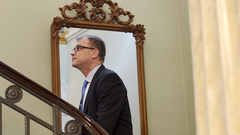 Halllitusneuvotteluiden vetäjä, keskustan puheenjohtaja Juha Sipilä valtioneuvoston juhlahuoneiston Smolnan portaikossa Helsingissä tiistaiaamuna 12. toukokuuta.