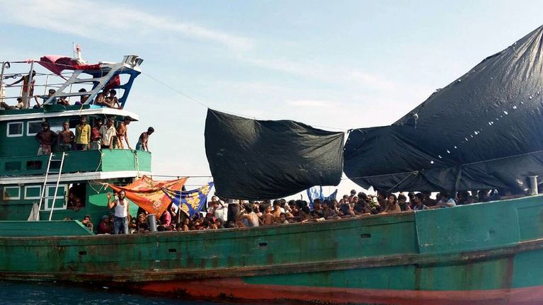 Andamaanien merellä ajelehtivassa aluksessa on jumissa satoja pakolaisia. Heistä valtaosa kuuluu Myanmarin vainottuun rohingya-vähemmistöön