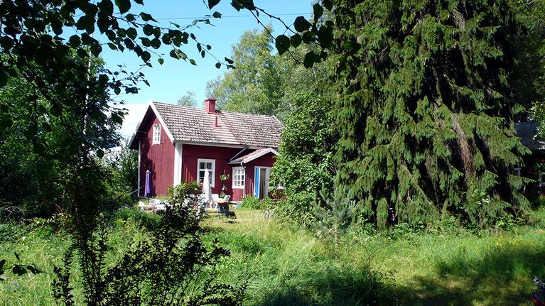 Kesämökki kuivalla maalla.