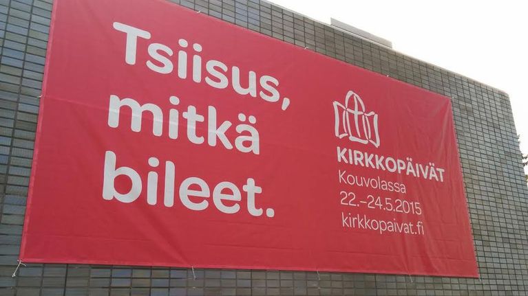 Tsiisus mitkä bileet -lakana talon seinässä.