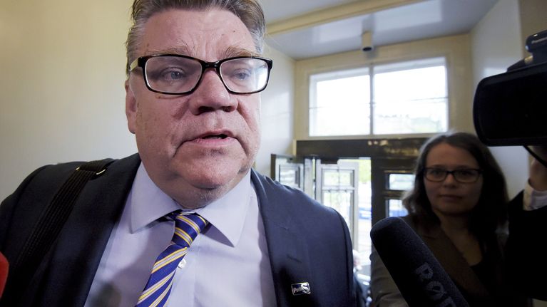Perussuomalaisten puheenjohtaja Timo Soini tapasi tiedotusvälineitä saavuttuaan hallitusneuvotteluihin Smolnaan Helsingissä lauantaina 23. toukokuuta.