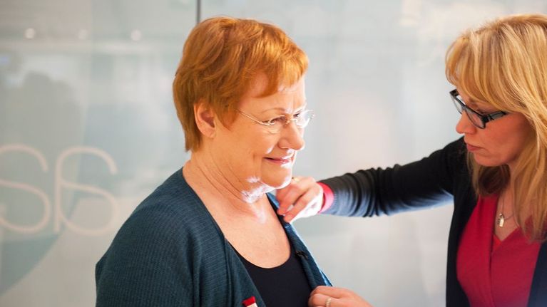 Kuvassa presidentti Tarja Halonen on Yleisradion vieraana vuonna 2012.