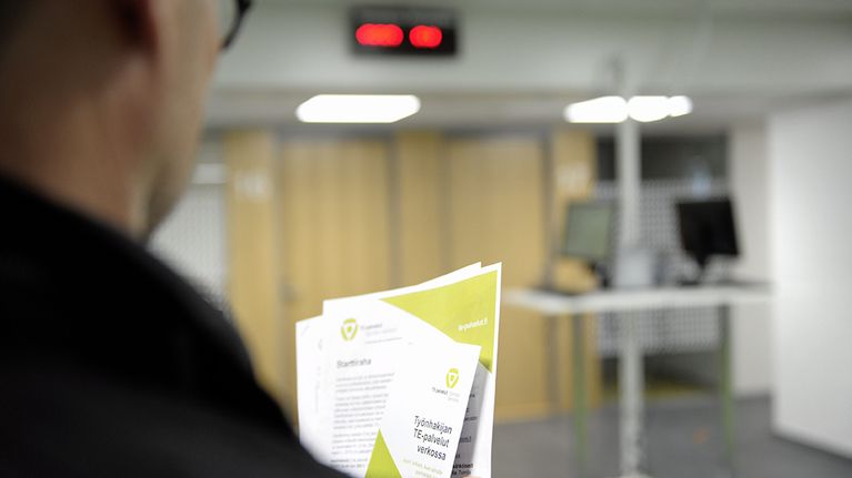 Työnhakija TE-toimistossa Helsingissä 15. toukokuuta 2015.