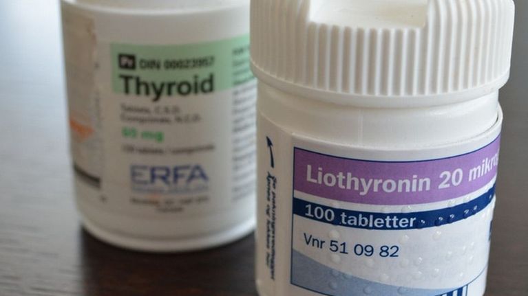Kilpirauhaslääkkeitä: oikealla T3-hormoni Liothyronin ja taustalla eläinperäinen kilpirauhashormonivalmiste Thyroid.