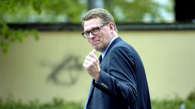 Matti Vanhanen gives cameras a thumbs-up.