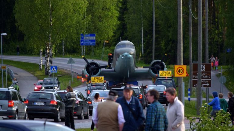 Ihmisiä seuraamassa lentokoneen erikoiskuljetusta