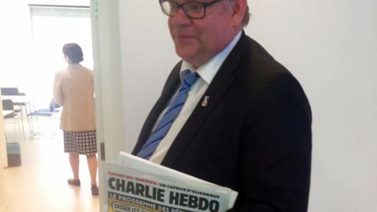 Timo Soini Brysselissä Charlie Hebdo-lehti kädessään.