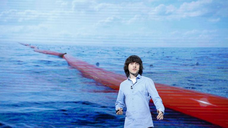 The Ocean Cleanup -säätiön perustaja ja toimitusjohtaja Boyan Slat esitteli hankettaan 20. toukokuuta 2015 Etelä-Korean Soulissa.