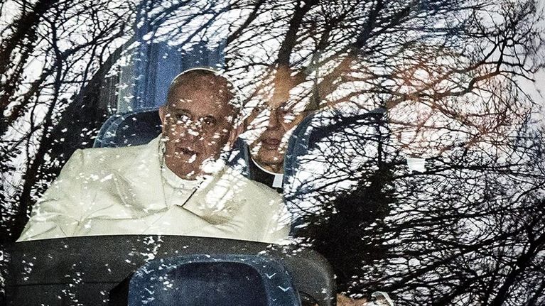 Paavi Franciscus on bussimatkalla viettämään retriittiä.