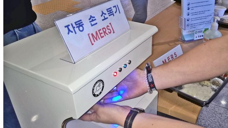 Käsien desinfiointia Singyeongjun juna-asemalla Etelä-Koreassa