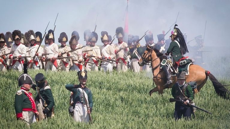 Rivi ampuvia sotilaita eli esiintyjiä Napoleonin sodan viime vaiheita kuvanneessa näytöksessä Lignyssä Belgiassa kesäkuussa 2015.