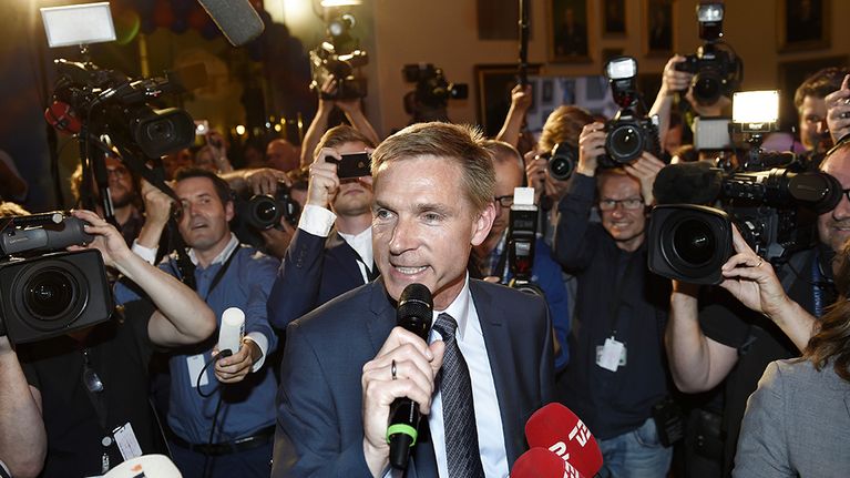 Kristian Thulesen Dahl puhuu medialle.