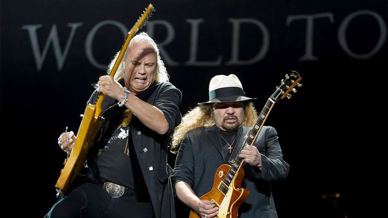 Rock-yhtye keikalla.