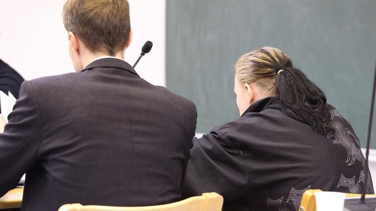 Ohcejoga skuvlasorpmis sivahuvvon 31-jahkásaš almmái (olg.) ja su ášševuoddji Lappi gearretrievttis 24.6.2015.