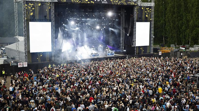 Yleisöä Apulannan keikalla Provinssi-festivaalilla Seinäjoella 27. kesäkuuta 2015. 
