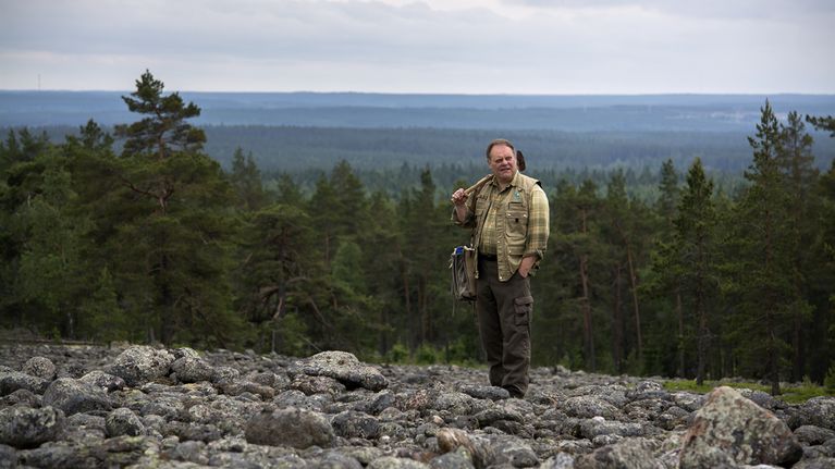 GTK:n tutkija Tapio Kananoja Kristiinankaupungin Pyhävuorella sijaitsevalla pirunpellolla. 
