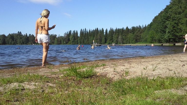Ihmisiä uimarannalla