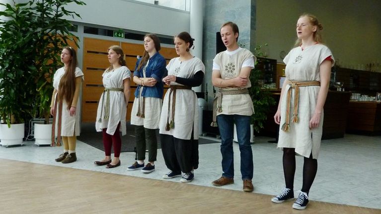  Liettualainen kansanmusiikki- ja tanssiyhtye Ratilio esiintyi Sommelossa.