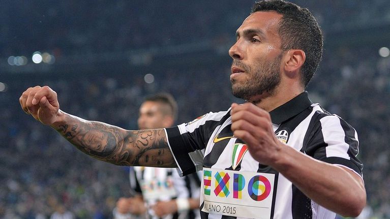 Carlos Tevez juhlii.