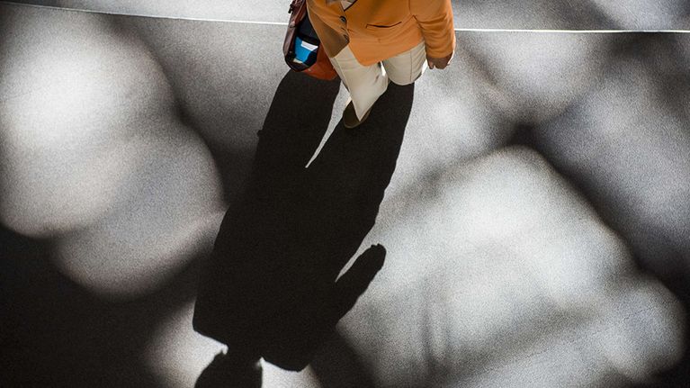 Saksan liittokansleri Angela Merkel kuvattuna lähtiessään Kreikan kriisiä koskevasta istunnosta parlamentissa Berliinissä 1. heinäkuuta 2015.