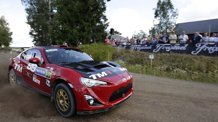 Tommi Mäkinen turistikusikina Kakaristossa oman pajan rakentamalla Toyotalla.