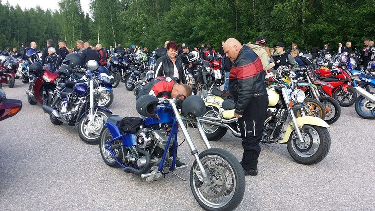 Motoristit ovat kokoontuneet mopo-onnettomuudessa menehtyneen pojan muistokulkuetta varten
