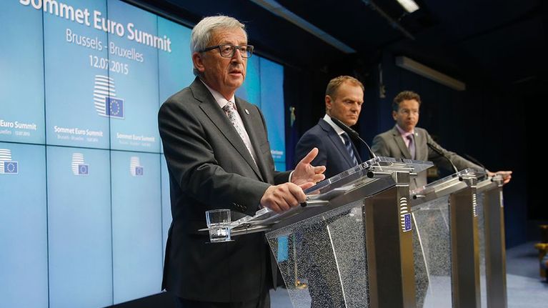 EU-komission puheenjohtaja Jean-Claude Juncker (vas.), Eurooppa-neuvoston puheenjohtaja Donald Tusk ja Euroryhmän puheenjohtaja Jeroen Dijsselbloem Brysselissä lehdistötilaisuudessa 13. heinäkuuta 2015. 