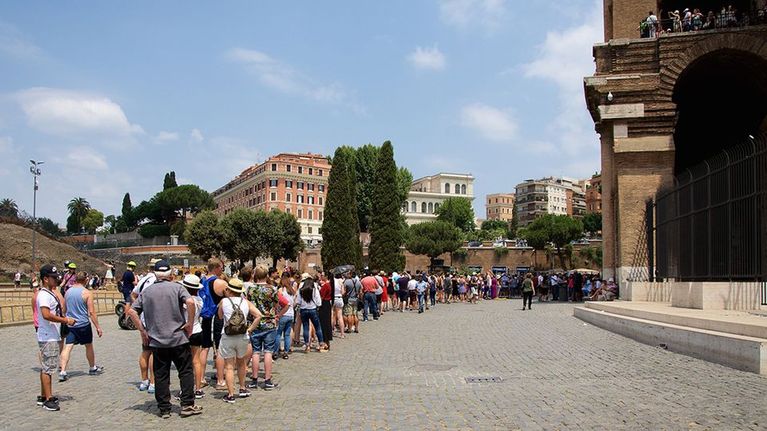 Turisteja jonottamassa Colosseumille.