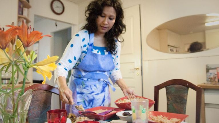 Kun Nafisa Yeasminin tutkijan työ yliopistolla päättyy, hän alkaa valmistaa kotona Rovaniemen Korkalovaarassa juhlavaa Ramadan-ateriaa. 