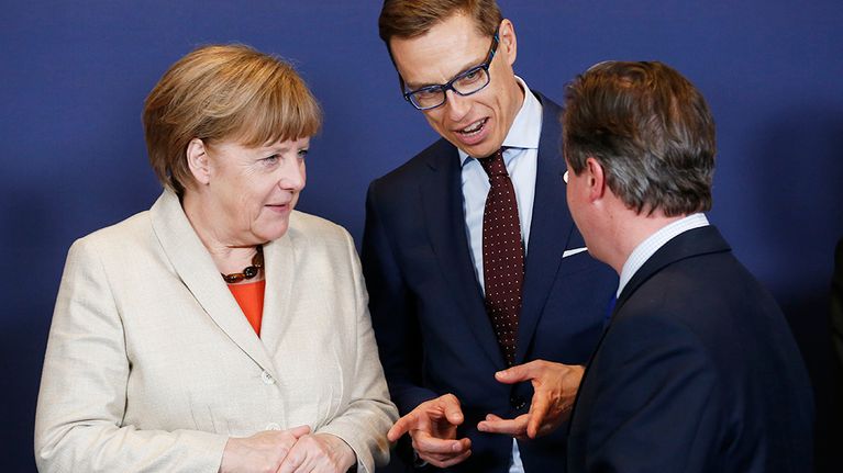 Saksan liittokansleri Angela Merkel, valtiovarainministeri Alexander Stubb ja Britannian pääministeri David Cameron EU-kokouksessa Brysselissä 23. huhtikuuta.