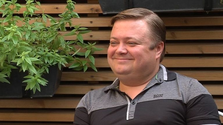 kapellimestari Mikko Franck hymyilee