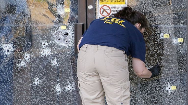 FBI:n tutkija ampumispaikalla Chattanoogassa, Tennesseessa torstaina.