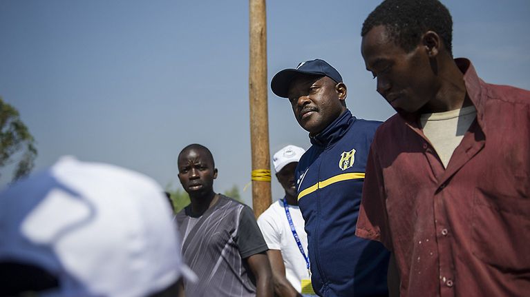 Pierre Nkurunziza esiintyi äänestyspäivänä kuin kansanmiehenä sinisessä jalkapallotakissaan. 