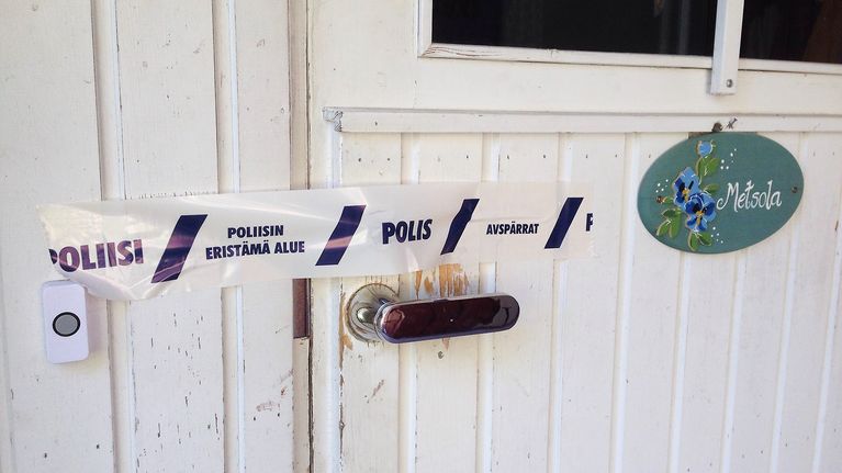 Poliisiteipillä suljettu Perhekoti Metsolan ovi.