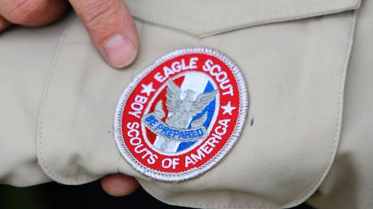Kuvassa on Yhdysvaltain partiopoikaliikkeen Eagle Scout -merkki, joka on osoitus erinomaisesta suorituksesta mm. ensiapu-, kansalaisuus-, perhe-retkeilytaidoissa.